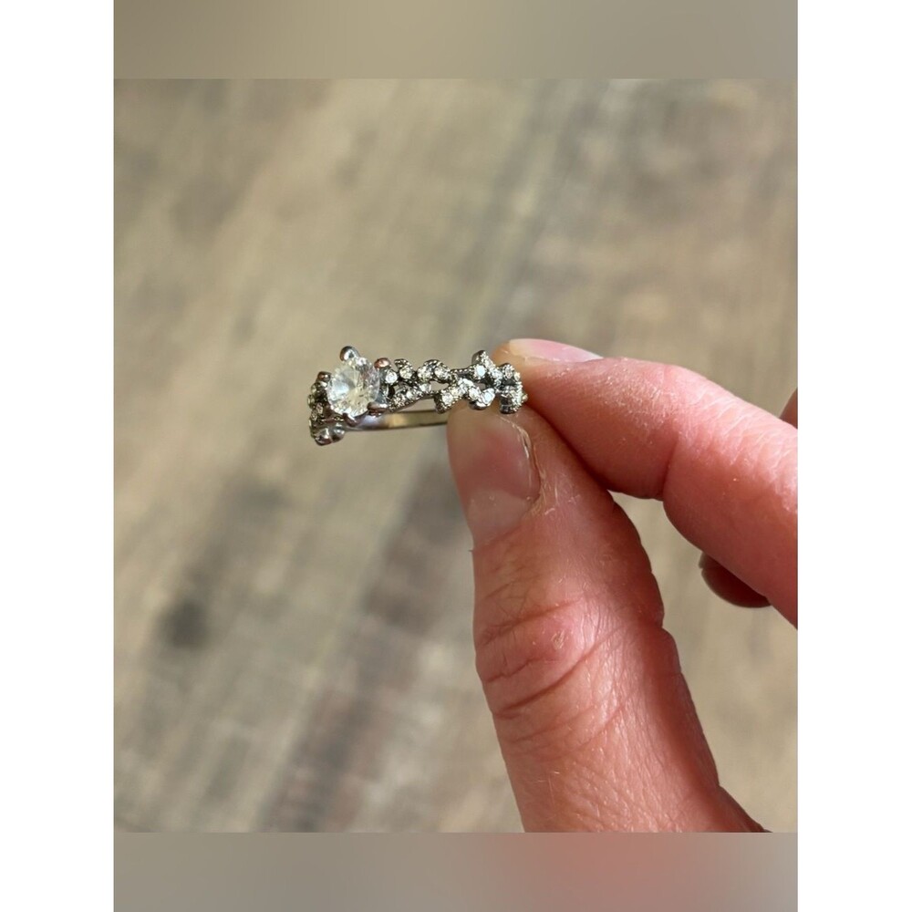 Fashion jewelry women’s size 10 metal and rhinestone secret garden style ring